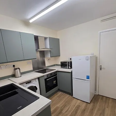 Modern Ground Floor Apartment With Free Wifi And Parking Apartmán