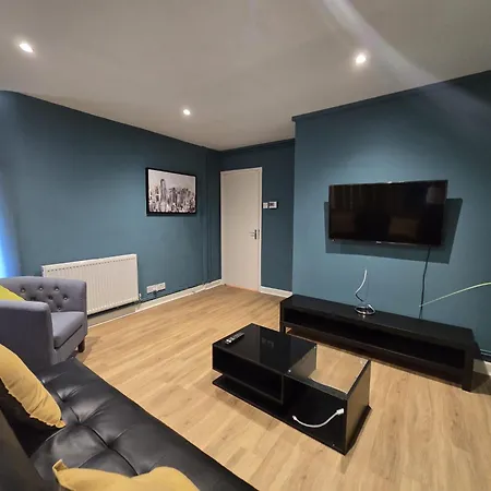 Апартаменты Modern Ground Floor With Free Wifi And Parking *