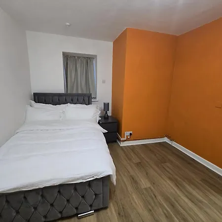 Modern Ground Floor Apartment With Free Wifi And Parking *