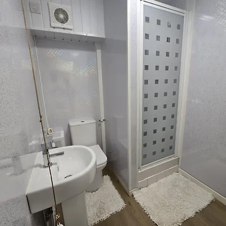 Modern Ground Floor Apartment With Free Wifi And Parking Apartmán