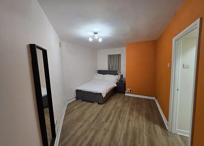 Ground Floor Light-up Apartment *